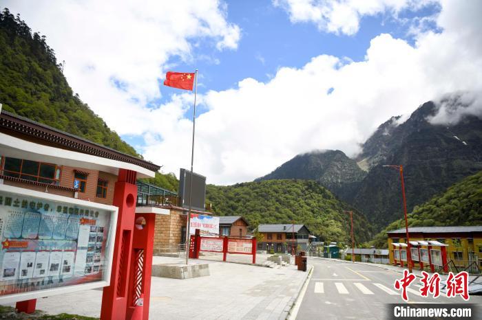 玉麥鄉(xiāng)內(nèi)道路變成了硬化路?！钊A峰 攝