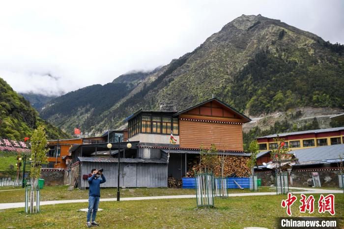 一位攝影愛(ài)好者在玉麥鄉(xiāng)拍攝?！钊A峰 攝