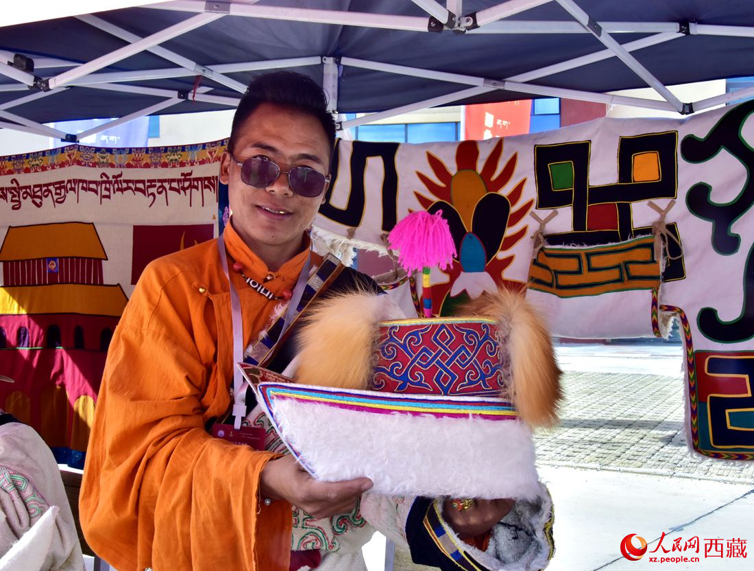 牧民展示手工作品。 人民網(wǎng) 李海霞攝