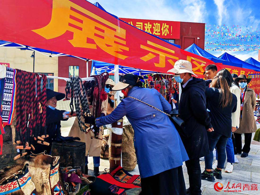 技能大賽現(xiàn)場引來不少客戶。人民網(wǎng) 李海霞攝