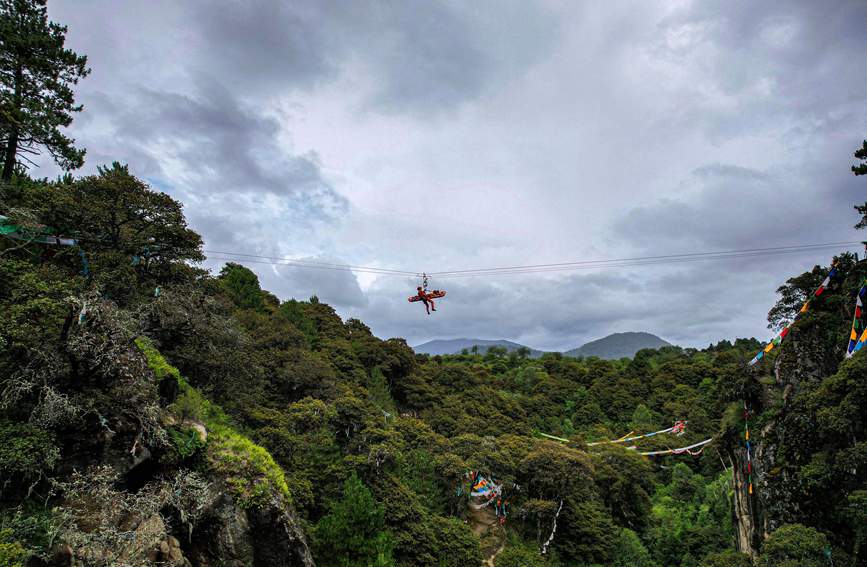 救援實(shí)戰(zhàn)訓(xùn)練中，消防員在云中漫步。西繞拉翁攝