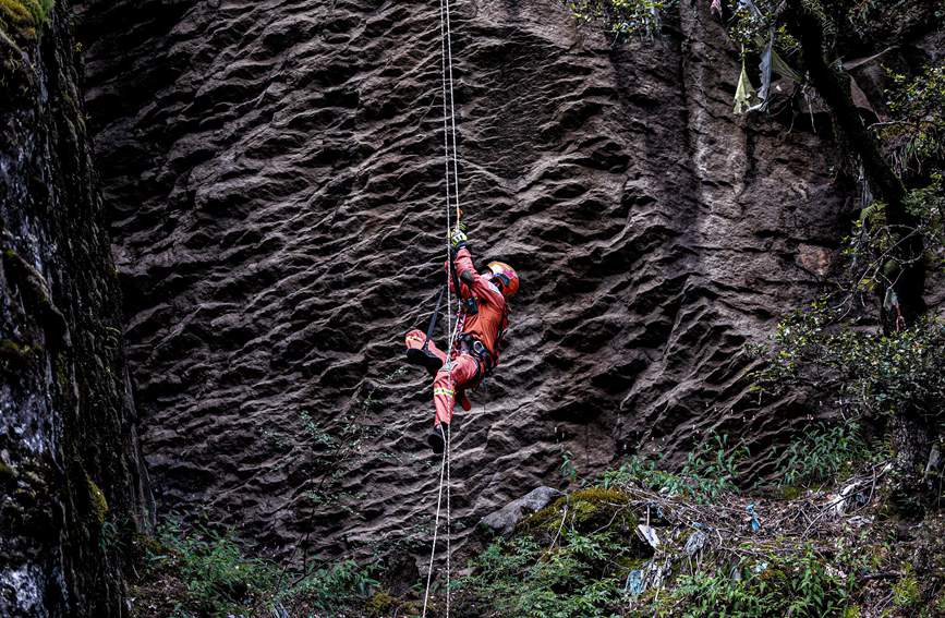 救援實(shí)戰(zhàn)訓(xùn)練中，消防員垂直攀爬。西繞拉翁攝