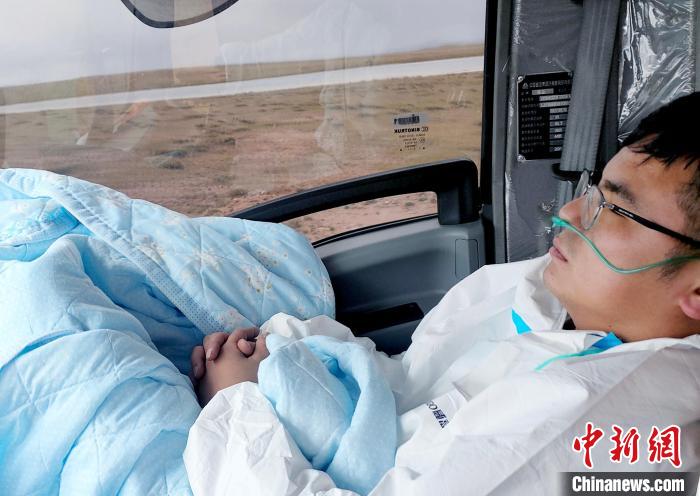 從咸陽開始到拉薩，閆光宇和朋友吃住均不離車?！∴嵟?攝