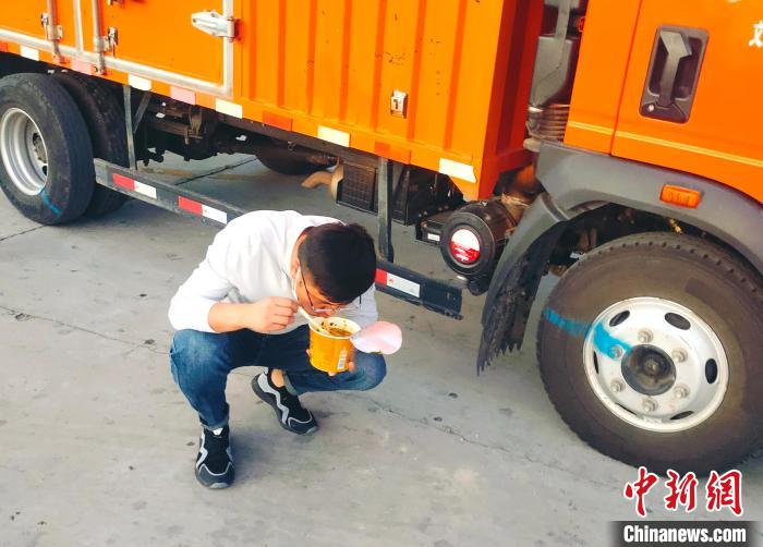 由于沿路疫情原因，閆光宇和朋友只能在服務區(qū)簡餐?！∴嵟?攝