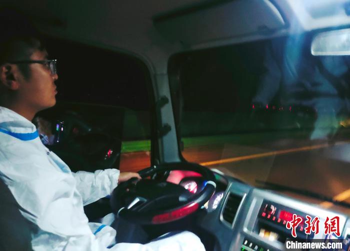 星夜疾馳，只為讓防疫物資早日抵達西藏。　鄭朋 攝