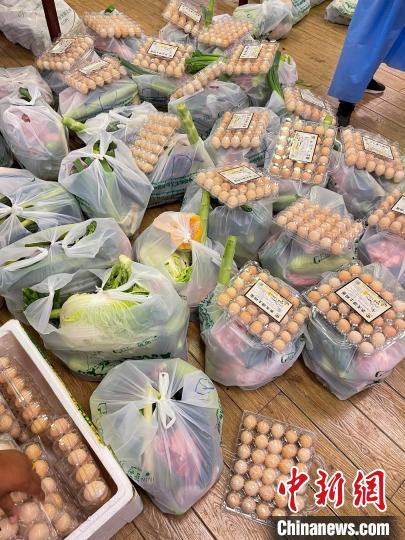 西藏格拉丹東超市疫情期間全力保障市場(chǎng)供應(yīng)?！∈茉L者供圖