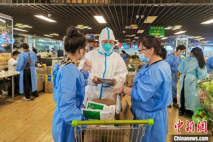 圖為疫情期間，西藏格拉丹東超市調(diào)配物資，保障市場(chǎng)供應(yīng)?！∈茉L者供圖