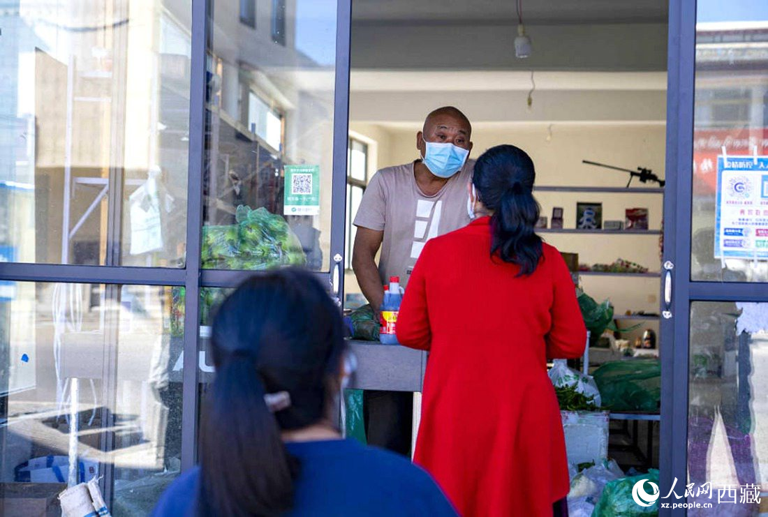 市民們有序排隊(duì)購買早餐。人民網(wǎng) 次仁羅布攝