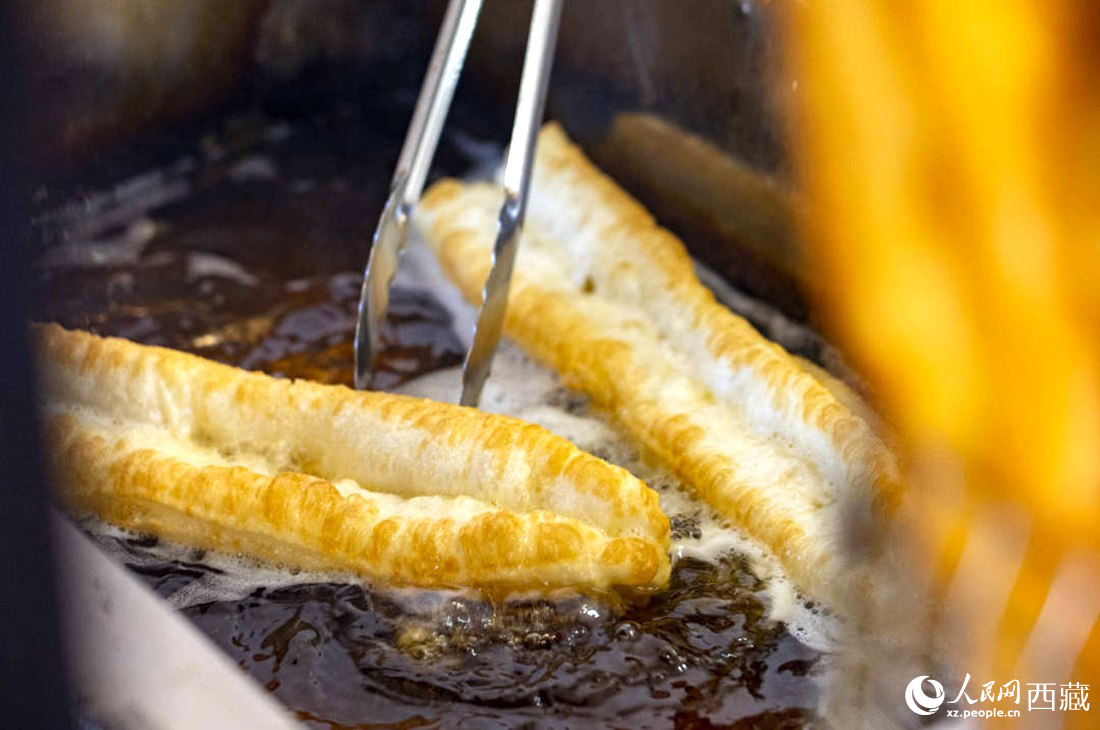 熱氣騰騰的油條。人民網(wǎng) 次仁羅布攝