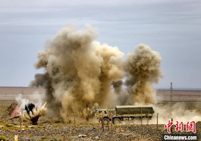 圖為模擬運(yùn)輸分隊(duì)通過(guò)炮火路段?！?王先鋒 攝