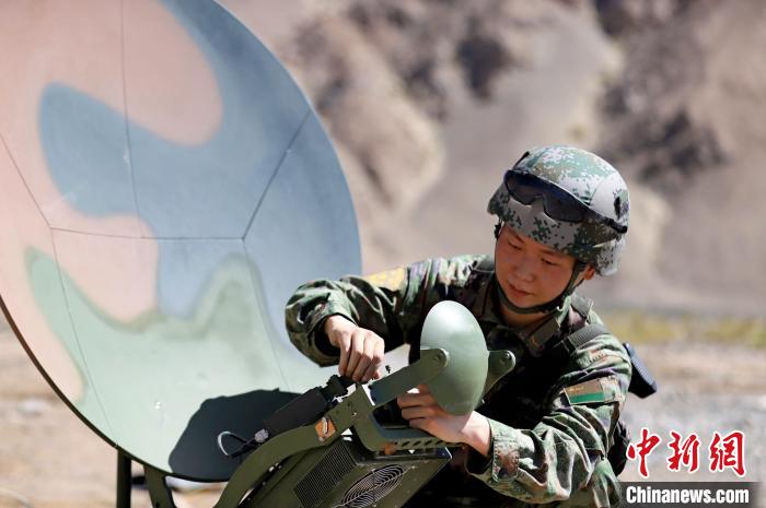 圖為官兵進(jìn)行衛(wèi)星通訊架設(shè)?！?鄒寧寧 攝