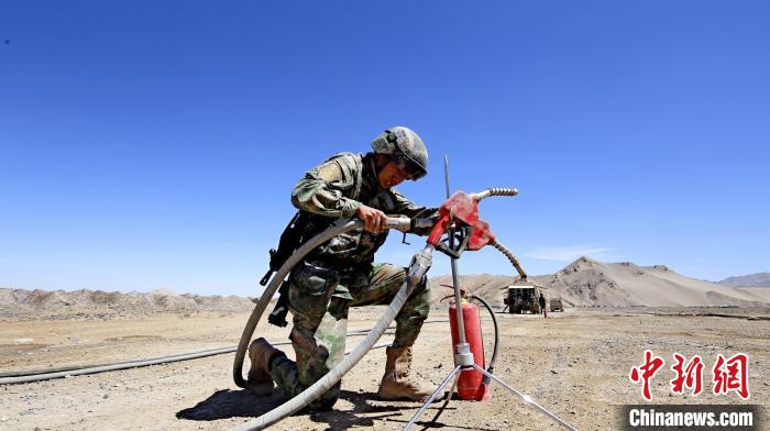 圖為官兵為群車加油?！?胡吉容 攝