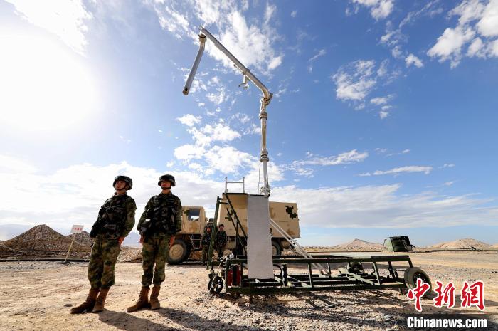 圖為野戰(zhàn)油庫(kù)開(kāi)設(shè)?！?唐 堯 攝