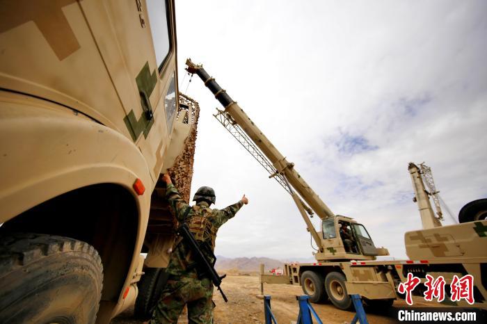 圖為野戰(zhàn)車輛搶修環(huán)節(jié)?！?祁漢智 攝