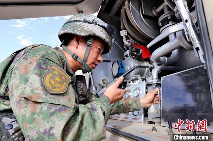 圖為群車加油科目演練現(xiàn)場(chǎng)。　 王先鋒 攝