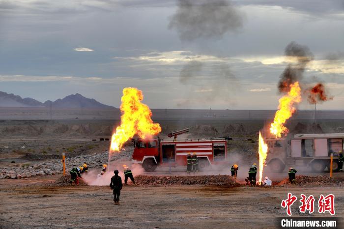 圖為野戰(zhàn)管線搶修?！?鄒寧寧 攝