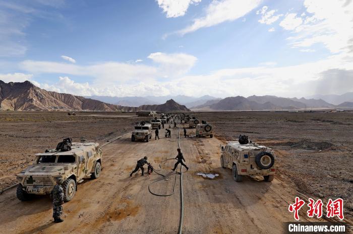 圖為群車加油科目演練現(xiàn)場(chǎng)?！?祁漢智 攝