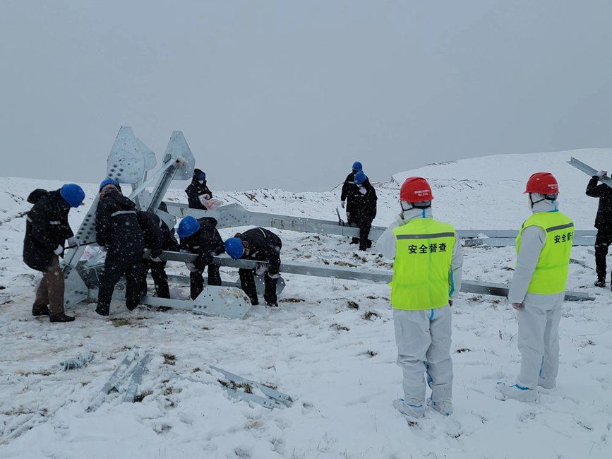 9月13日，電力施工人員正在對(duì)改造工器具進(jìn)行清點(diǎn)和組裝。秦鐘攝