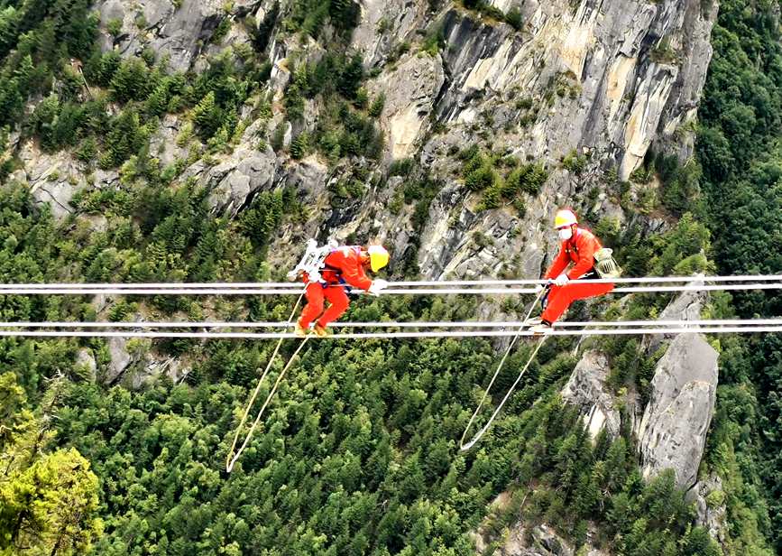 9月15日，電力檢修人員開(kāi)展左波線米堆冰川段導(dǎo)線扭絞處理走線作業(yè)。旦尼攝