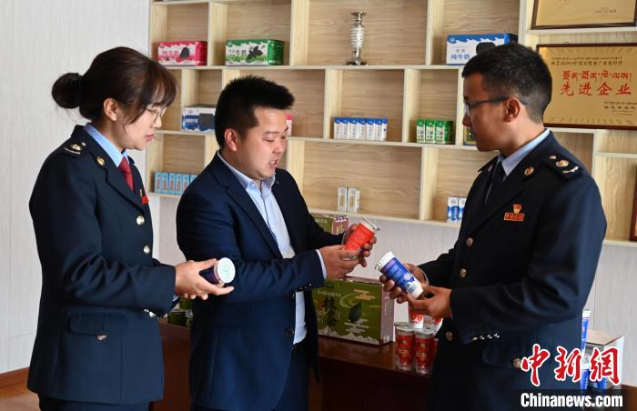 圖為林芝稅務(wù)部門上門了解企業(yè)情況，并宣講稅收政策。資料圖 趙朗 攝