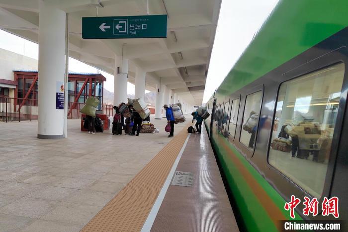 乘客乘復(fù)工專列抵達(dá)日喀則?！±_車務(wù)段 供圖