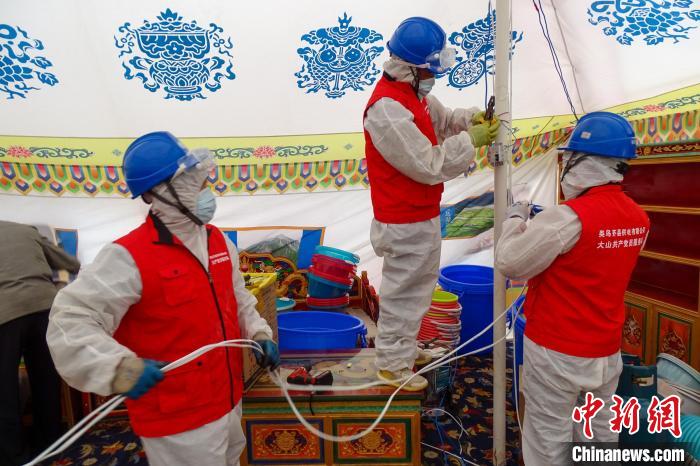 圖為西藏類烏齊縣供電部門為臨時隔離點50頂帳篷進(jìn)行用電接入?！÷逅傻侵?攝