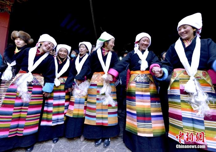 資料圖為2014年12月6日，拉薩民眾歡度“仙女節(jié)”。 <a target='_blank' href='/'><p  align=