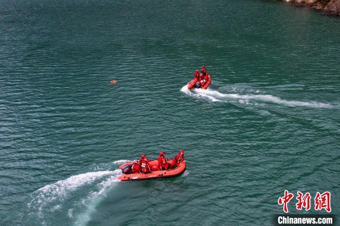 消防員操作舟艇進(jìn)行s型繞標(biāo)?！『罱?攝