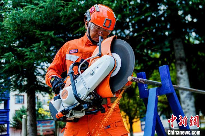 西藏林芝森林消防年度綜合救援技能大練兵活動(dòng)現(xiàn)場(chǎng)?！『罱?攝