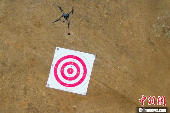 圖為消防員利用無(wú)人機(jī)空投滅火彈。　楊永龍 攝