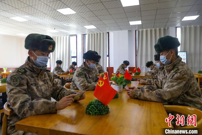 圖為阿里軍分區(qū)某邊防團(tuán)組織官兵通過手機(jī)收聽收看二十大開幕盛況。　劉曉東供圖