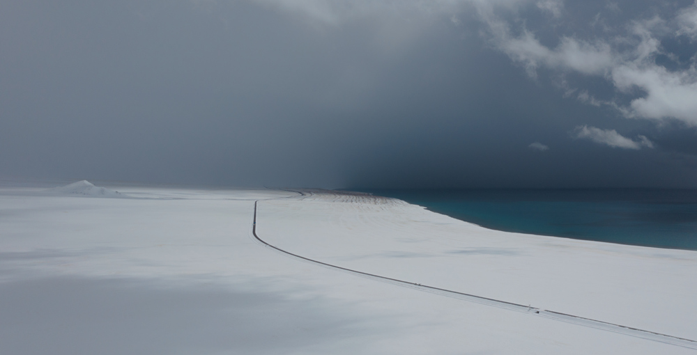 西藏阿里地區(qū)改則縣迎來(lái)初雪，銀裝素裹，美如畫卷。