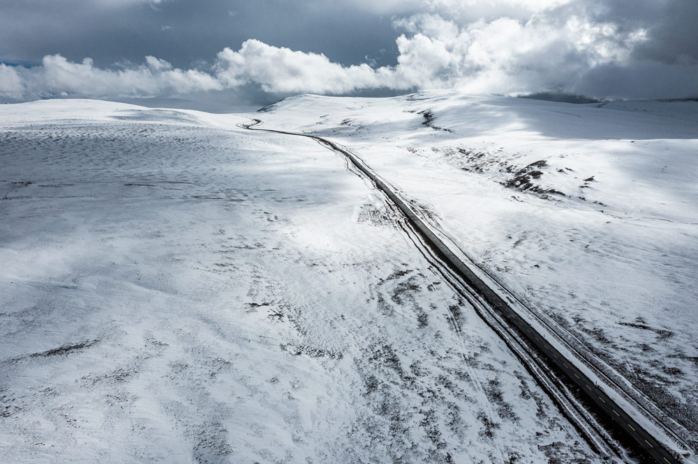 西藏阿里地區(qū)改則縣迎來(lái)初雪，銀裝素裹，美如畫卷。