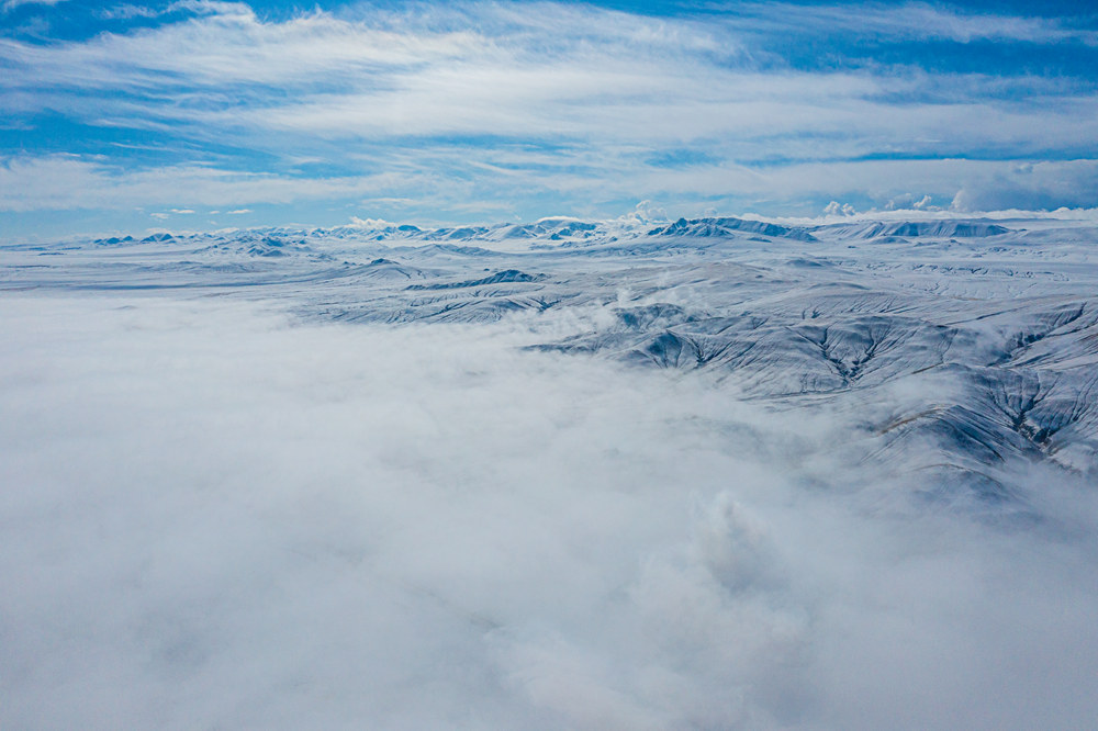 西藏阿里地區(qū)改則縣迎來(lái)初雪，銀裝素裹，美如畫卷。
