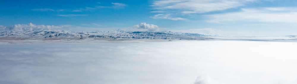 西藏阿里地區(qū)改則縣迎來(lái)初雪，銀裝素裹，美如畫卷。