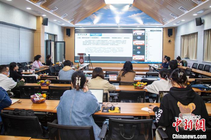 圖為論壇會(huì)議現(xiàn)場(chǎng)?！⊥瑬|放 攝