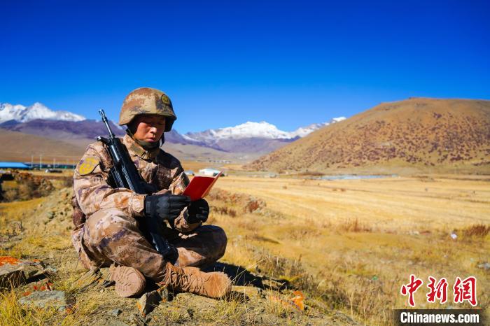 戰(zhàn)士正在品讀該團(tuán)制作下發(fā)的二十大報告內(nèi)容匯編“口袋書” 。　西藏山南軍分區(qū)某團(tuán)供圖