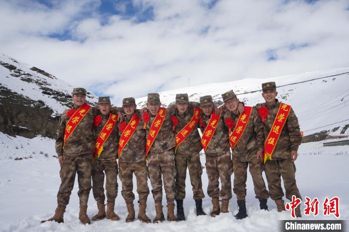 退伍老兵合照留念?！∥鞑厣侥宪姺謪^(qū)某團供圖