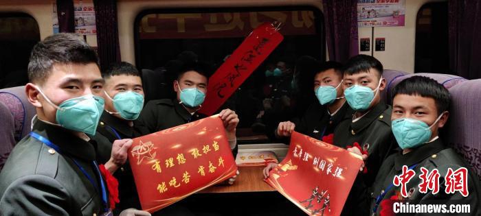 退伍老兵在退伍專列上合影留念。　西藏山南軍分區(qū)某團供圖