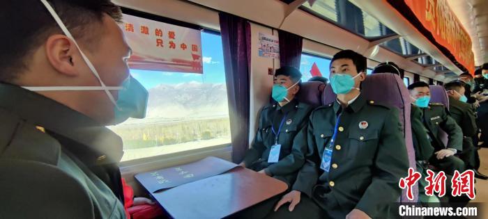 退伍老兵乘坐在退伍專列?！∥鞑厣侥宪姺謪^(qū)某團供圖