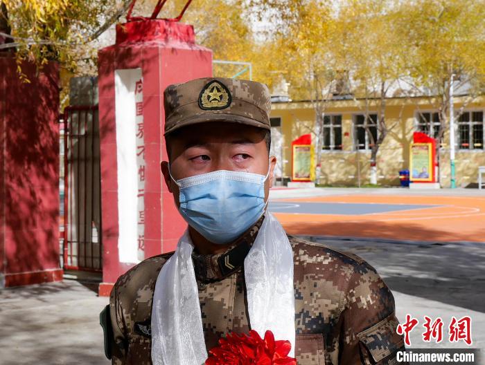 圖為什布奇邊防連退伍老兵臨別前再看一眼連隊。　劉曉東 攝