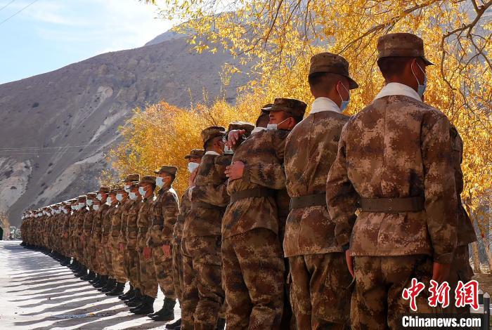 圖為什布奇邊防連退伍老兵與戰(zhàn)友相擁而泣，依依惜別。　徐昌成 攝