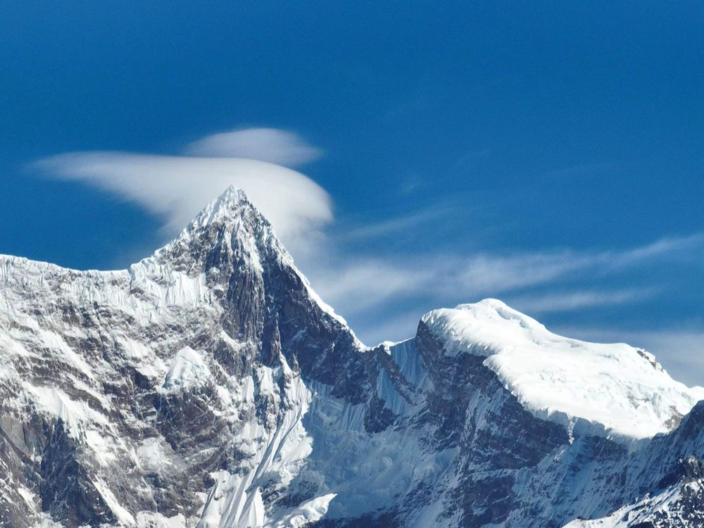 雅魯藏布江遠(yuǎn)處的雪山風(fēng)光。