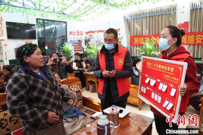 圖為瓊結(jié)縣村民參與問答?！愔闈扇?攝