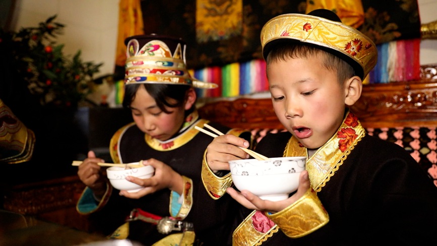 吃“古突”。