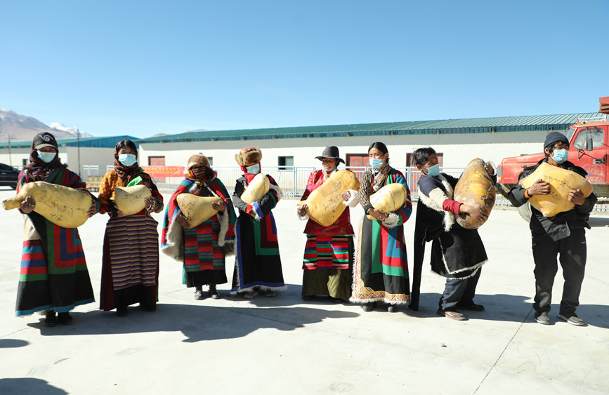 茶措村牧區(qū)改革合作社酥油分紅現(xiàn)場(chǎng)。索朗仁青 攝
