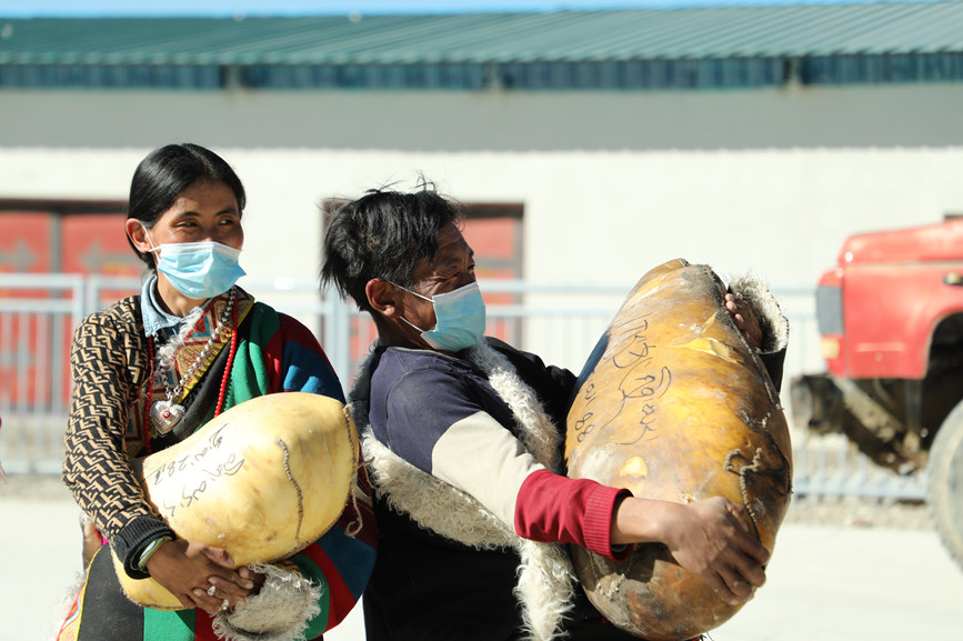 茶措村牧區(qū)改革合作社酥油分紅現(xiàn)場(chǎng)。索朗仁青 攝