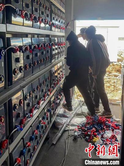 圖為微電網(wǎng)系統(tǒng)安裝調(diào)試現(xiàn)場(chǎng)?！O寶鶴 攝