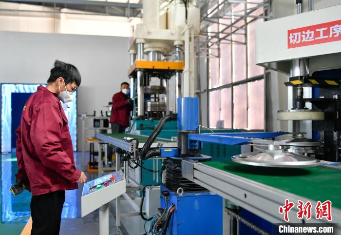 圖為炊具生產(chǎn)線?！∝暩聛硭?攝