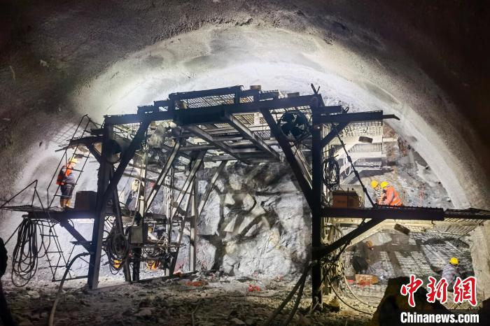 資料圖為隧道施工掘進(jìn)過(guò)程中。　西藏自治區(qū)交通運(yùn)輸廳 供圖